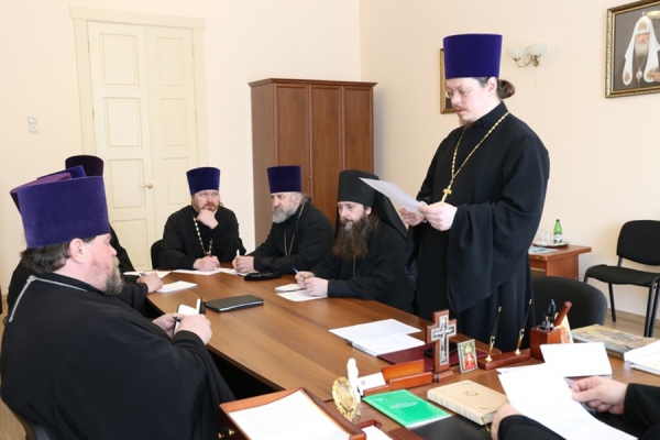 16 декабря 2019 г. – благочинный Монастырского округа, наместник Далматовского монастыря игумен Варнава (Аверьянов) принял участие в заседании Епархиального совета.