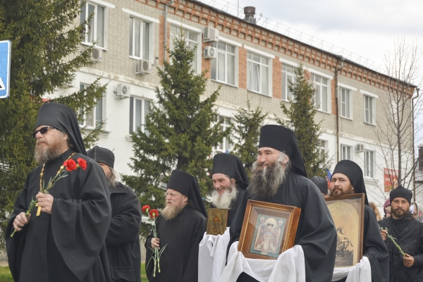 9 мая 2017 г. – в г. Далматово насельники Успенского Далматовского монастыря приняли участие в торжествах, посвященных Дню победы.