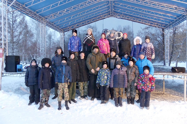 17 января 2019 г. - члены пикета «Русь молодая» под руководством насельника Далматовского монастыря иеромонаха Иосифа (Бровкина) приняли участие в районном мероприятии «Крещенские колядки» на Успенской площади г. Далматово.