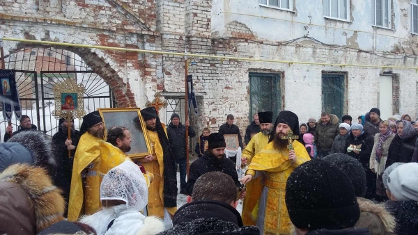 28 февраля 2016 г. – в день празднования Далматской чудотворной иконы Успения Божией Матери в Далматовском монастыре по окончании Божественной Литургии состоялся крестный ход вокруг стен обители.