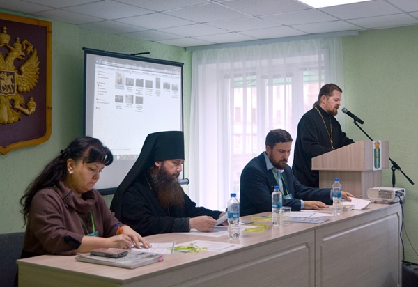 8 ноября 2019 г. – наместник Далматовского монастыря игумен Варнава (Аверьянов) и ст. урядник казачьего пикета «Русь молодая» Вероника Плотникова выступили на межмуниципальных Рождественских чтениях в г. Катайске.