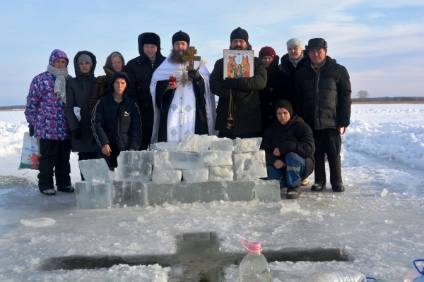 19 января 2022 г. – великое освящение воды в праздник Крещения Господня совершили клирики Далматовской обители в Скорбященском храме монастыря, приписных церквях, молитвенных домах Монастырского благочиния и на водоемах.