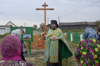 2 августа 2015 г. В день празднования памяти св. пророка Илии насельник Далматовской обители иеромонах Иосиф (Бровкин) отслужил акафист этому святому у поклонного креста, установленного в прошлом году в с. Красноисетское Далматовского района в память о разрушенной приходской Ильинской церкви.
