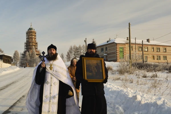 19 января 2017 г. – в праздник Крещения Господня священнослужители Далматовского монастыря по традиции совершили великое освящение воды источников и водоемов в населенных пунктах Далматовского и Катайского районов.