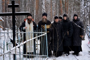 23 ноября 2018 г. – председатель Комиссии по канонизации святых, наместник Далматовского монастыря игумен Варнава (Аверьянов) освятил новый надгробный крест и отслужил литию на могиле прот. Николая Рождественского в с. Боровское.