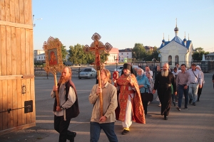17 июля 2020 г. – память свв. Царственных страстотерпцев почтили братия Далматовской обители, совершив ночную Литургию и крестный ход к часовне.