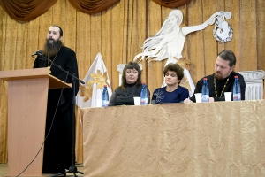 19 ноября 2018 г. – Наместник Далматовского монастыря игумен Варнава (Аверьянов) и насельник обители иеромонах Тимофей (Верзун) выступили на межмуниципальных Рождественских образовательных чтениях в г. Катайске.