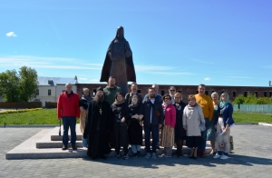 1 июня 2022 г. – наместник игумен Варнава (Аверьянов) провел экскурсию по территории Далматовской обители и монастырскому музею для ректора КГУ Н. В. Дубив и сопровождающих ее лиц.