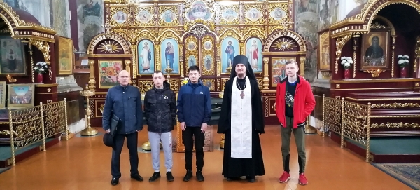 22 апреля 2021 г. – у мощей преподобного Далмата Исетского эконом Далматовской обители иеромонах Софроний (Григорьев) благословил и напутствовал местных новобранцев весеннего призыва для прохождения воинской службы.