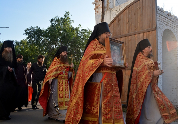 17 июля 2019 г. – память свв. Царственных страстотерпцев почтили братия Далматовской обители, совершив ночную Литургию и крестный ход к часовне.