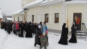 4 декабря 2017 г. – Службу праздника Введения во храм Пресвятой Богородицы в Свято-Введенском Верх-Теченском женском монастыре совершили благочинный Монастырского округа наместник Далматовского монастыря игумен Варнава (Аверьянов)