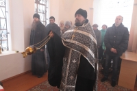 28 марта 2018 г. – литию по жертвам трагедии в Кемерово в часовне на Успенской площади г. Далматово отслужил насельник Далматовского монастыря игумен Павел (Стрекалев).