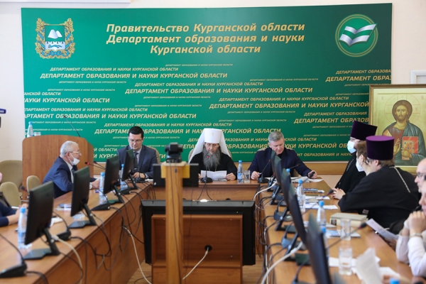 1 декабря 2020 г. – руководитель воскресной школы Далматовской обители «Свеча» Е.В. Брежнева в режиме онлайн-конференции приняла участие в XVI областных Рождественских образовательных чтениях.