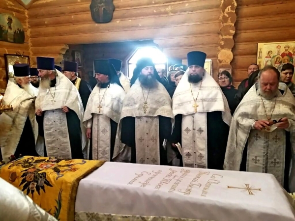22 октября 2022 г. – наместник Далматовской обители игумен Варнава (Аверьянов), иеромонахи Корнилий (Мохов), Иосиф (Бровкин) и Тимофей (Верзун) приняли участие в отпевании протоиерея Евфимия Козловцева в г. Катайске.