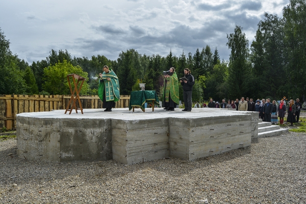 8 июля 2015 г. По благословению Высокопреосвященнейшего Иосифа, митрополита Курганского и Белозерского, Главы Курганской митрополии наместник Далматовского монастыря игумен Варнава (Аверьянов) в сослужении эконома обители иеромонаха Софрония (Григорьева) совершил освящение фундамента строящейся часовни в честь преподобного Антония Великого на кладбище г. Далматово.